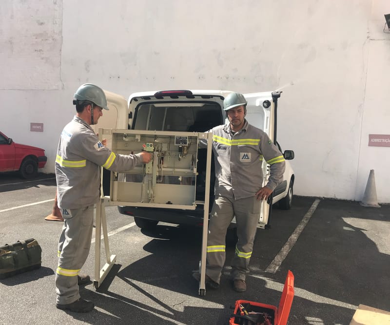 Técnicos da MAQ Potência em manutenção elétrica